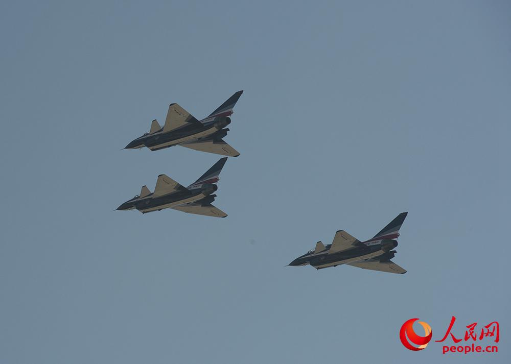 “八一”飛行表演隊炫舞藍天 兩架殲-10雙機對飛引觀眾驚呼【12】