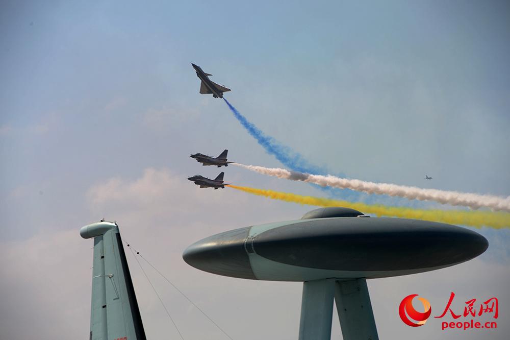 “八一”飛行表演隊炫舞藍天 兩架殲-10雙機對飛引觀眾驚呼【10】