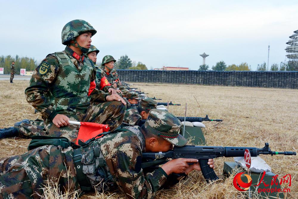 武警北京總隊新兵團四大隊組織所屬的500余名新兵開展首次實彈射擊。姜潤邈攝