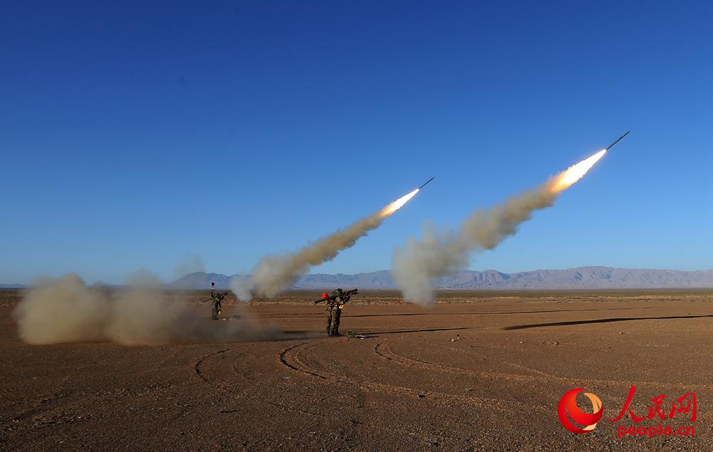 某型便攜式防空導彈雙發實彈齊射時的場景。