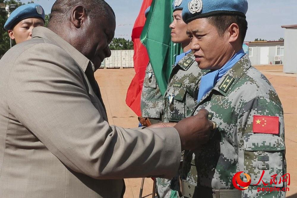 中國第14批赴蘇丹維和工兵分隊225名官兵榮獲聯合國“和平榮譽”勛章【2】