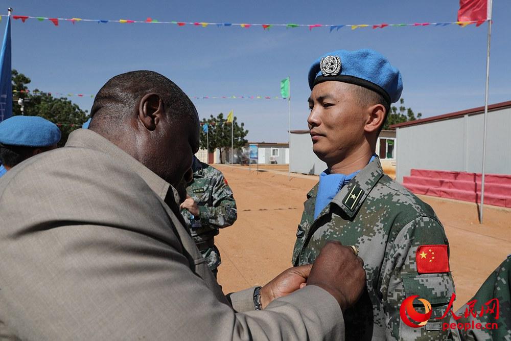中國第14批赴蘇丹維和工兵分隊225名官兵榮獲聯合國“和平榮譽”勛章【9】