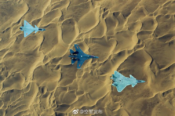 歼-10C、歼-16、歼-20同框（图片来源：中国空军官方微博）