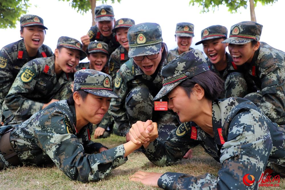 2018年11月27日，武警女兵余蕾（左）在训练休息间隙和班长唐霜（右）玩起了扳手腕游戏。