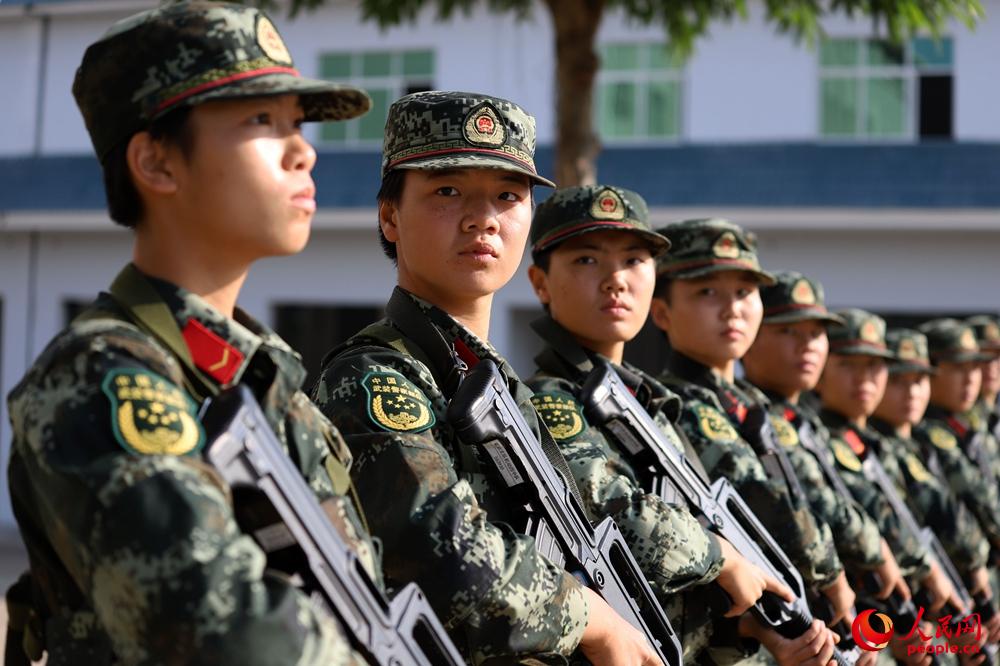2018年11月27日，武警女兵英姿飒爽的进行训练。