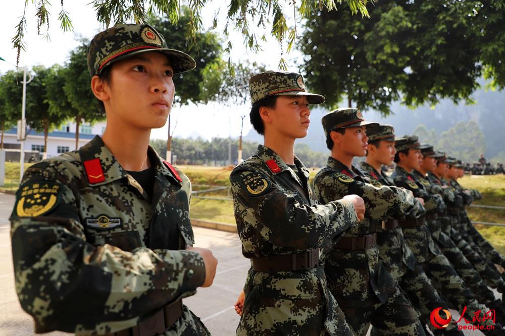 2018年11月27日，武警女兵在进行队列训练。