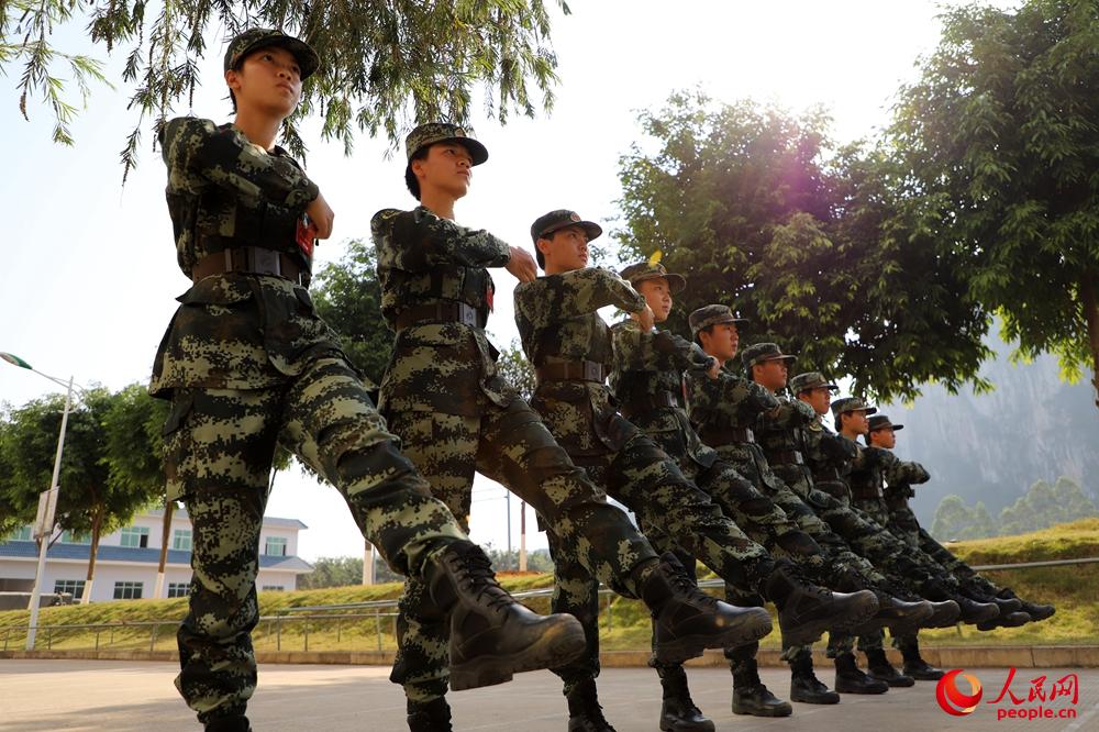 2018年11月27日，武警女兵在进行队列训练。 