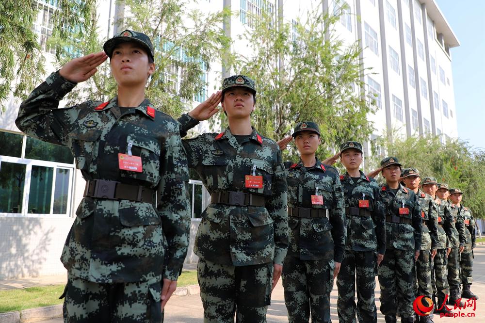 2018年11月27日，武警女兵在进行敬礼训练。