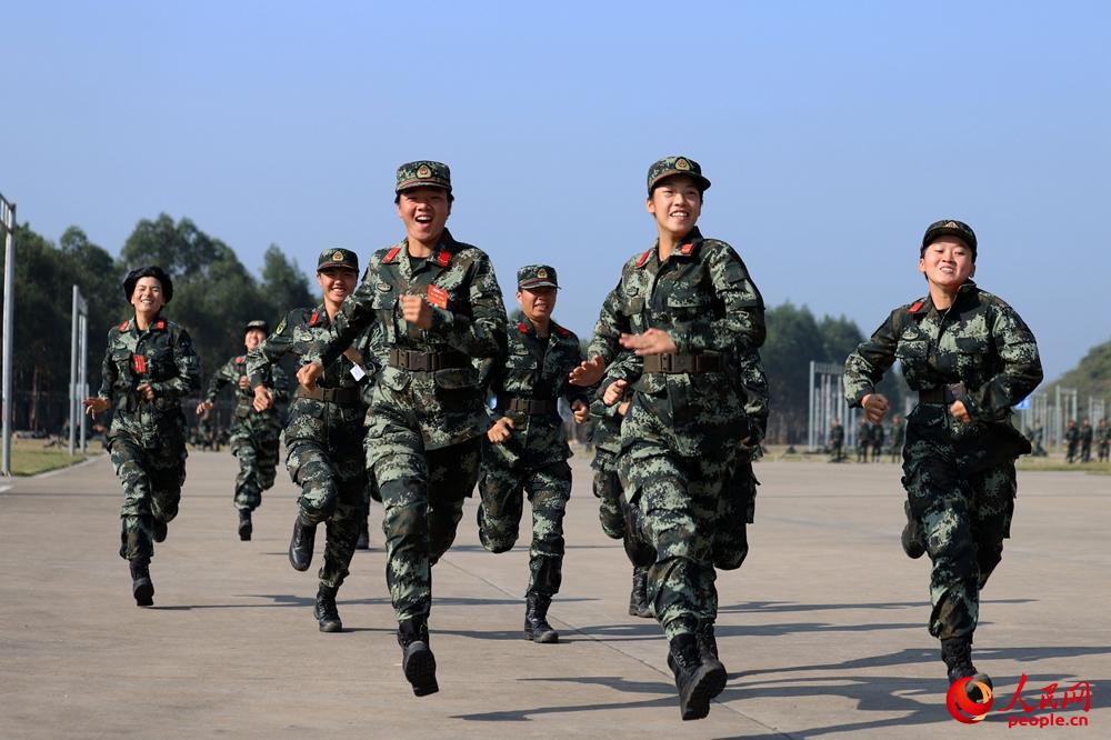 2018年11月27日，武警女兵在进行训练前热身跑。