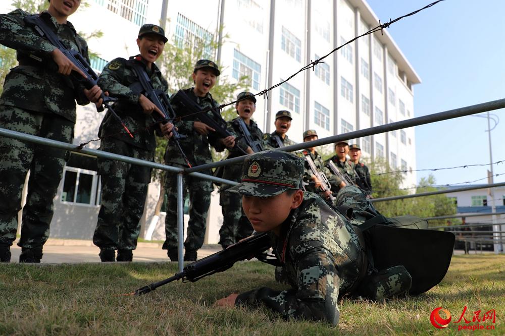 2018年11月27日，武警女兵在进行战术训练。