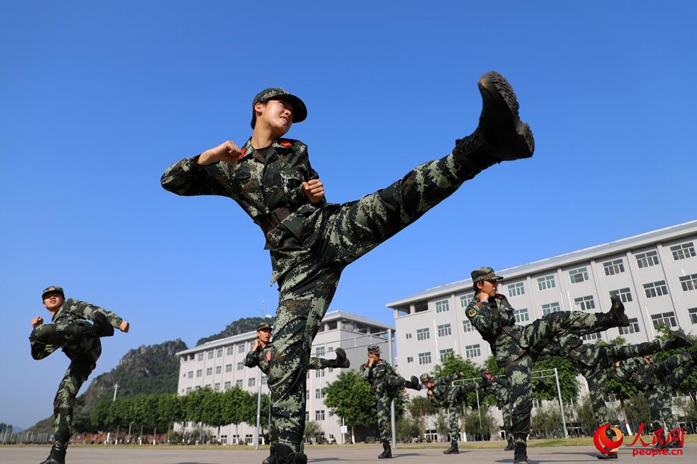 2018年11月27日，武警女兵在练习腿法基础动作。