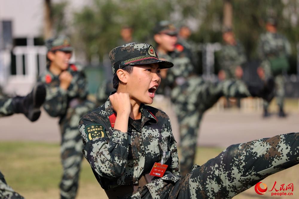 2018年11月27日，武警女兵在练习腿法基础动作。