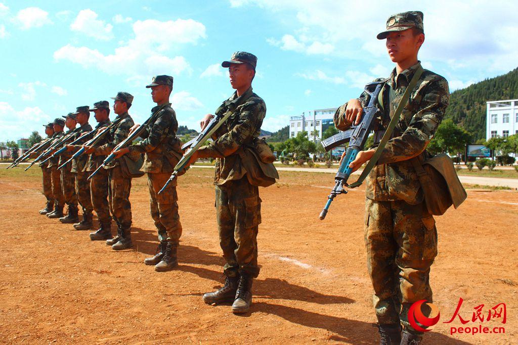 新戰士們以班以為單位開展戰術訓練。