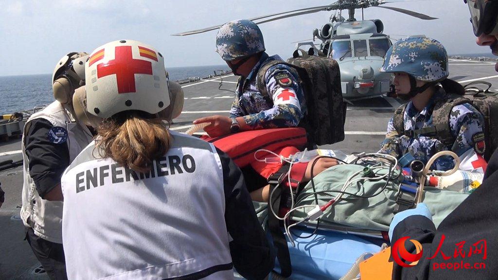 双方医护人员位飞行甲板演练转运“伤员”。刘吉  摄