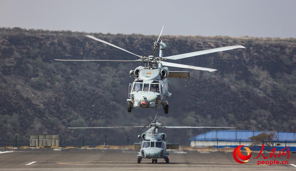 西班牙海军舰载直升机编队起降我驻吉布提保障基地机场。檀龙龙  摄
