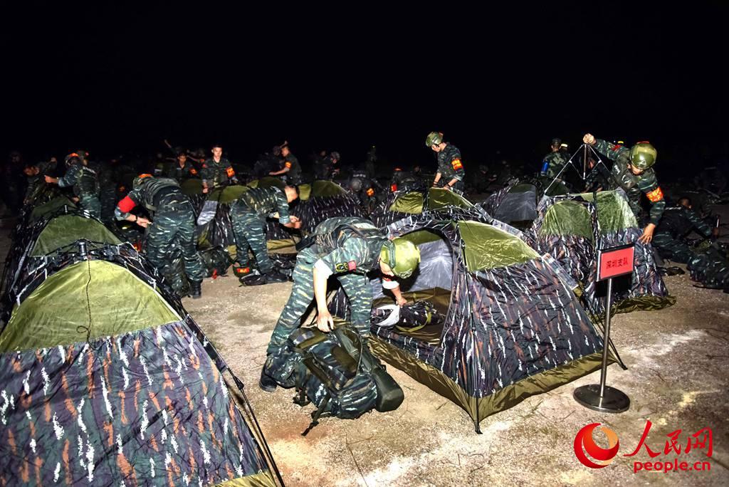 特戰隊員夜間搭建帳篷訓練。田星 攝