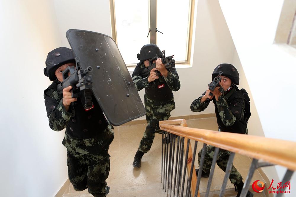 特戰隊員在獨立房內交替掩護搜索。