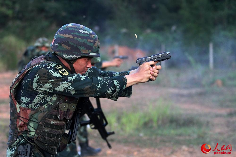 特戰隊員進行步手槍轉換快速射擊。