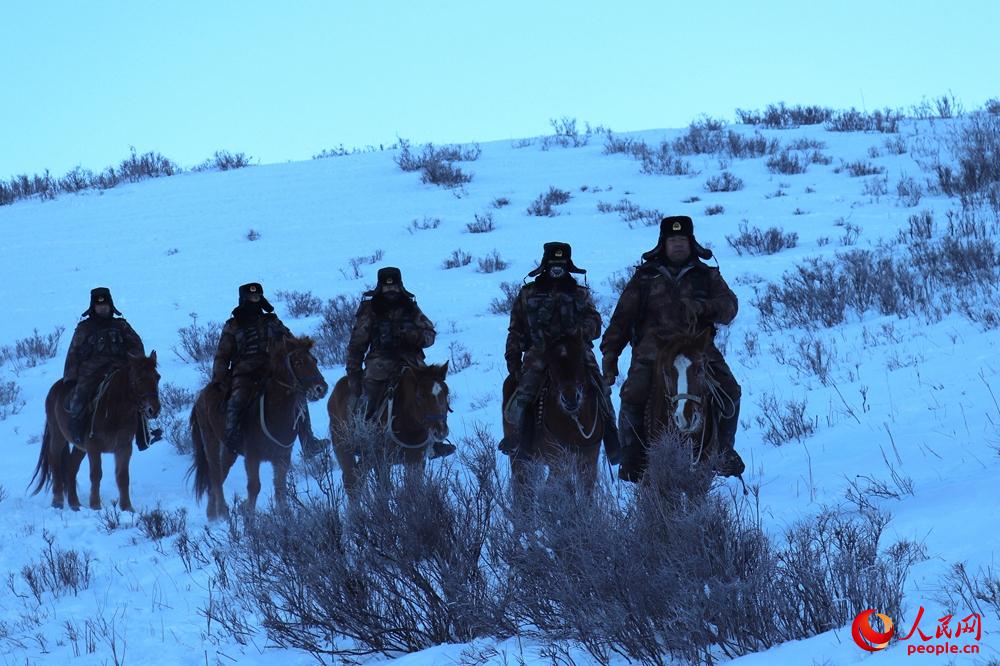 巡邏分隊行進在冰雪路段。