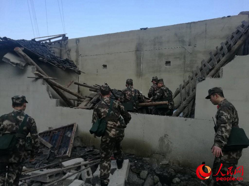16日，武警宜宾支队救援力量抵达兴文震中周家镇展开救援。