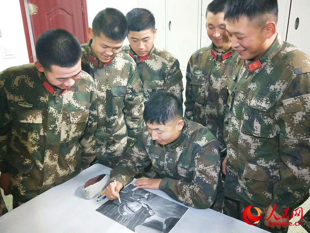 新兵們訓練之余最喜歡的事就是看顧廣畫畫。姜潤邈攝