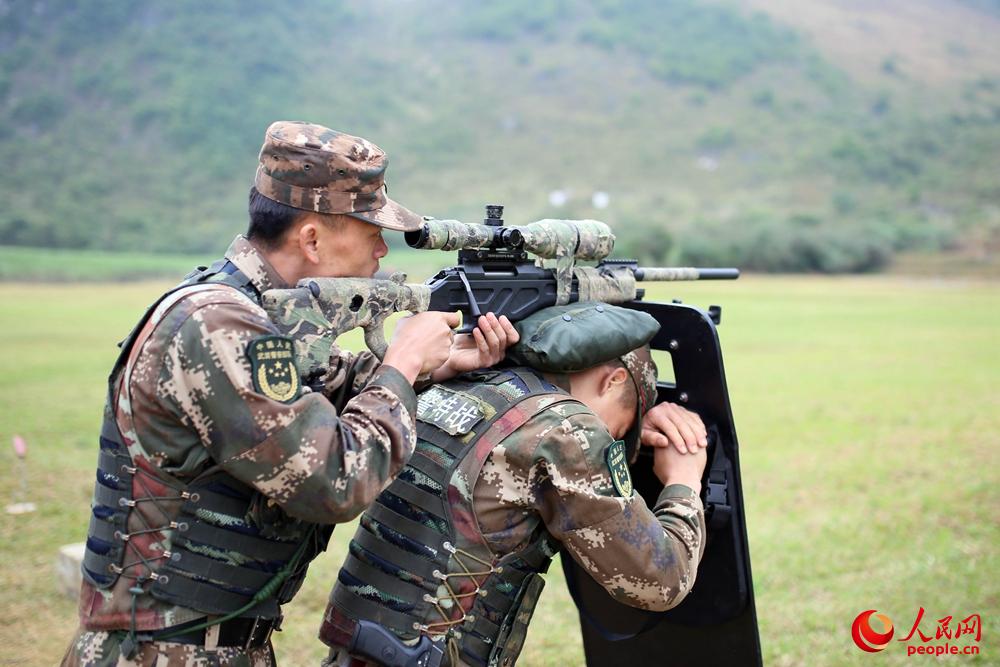 兩名特戰隊員配合默契，精准狙擊。
