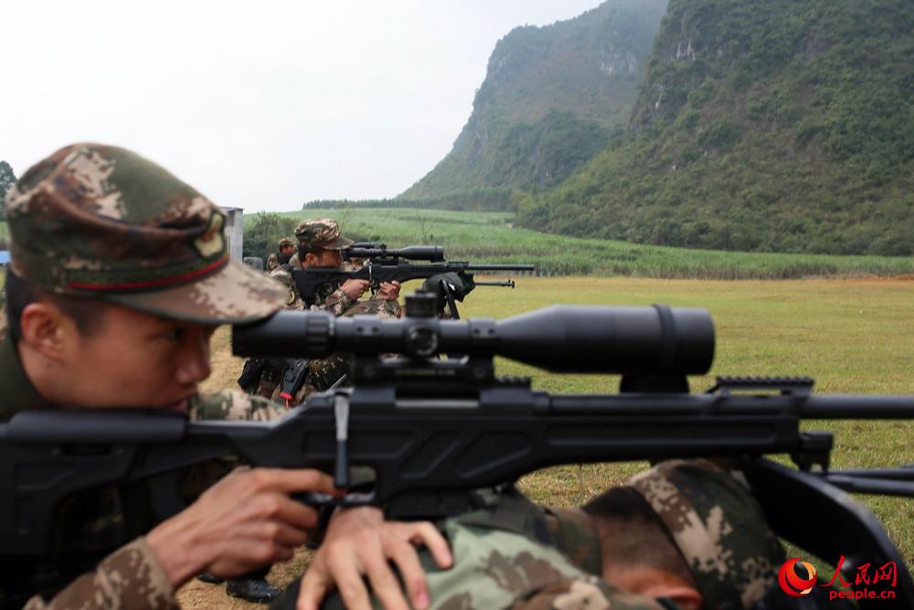 特戰隊員在進行防護狙擊課目考核。
