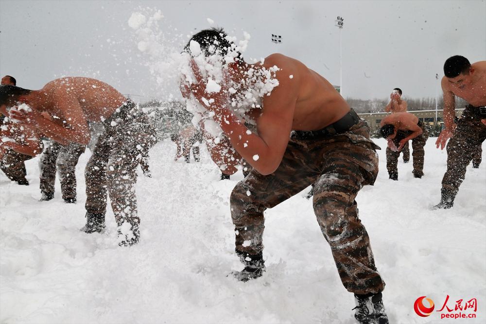 特戰隊員用雪擦拭身體適應嚴寒。楊磊 攝