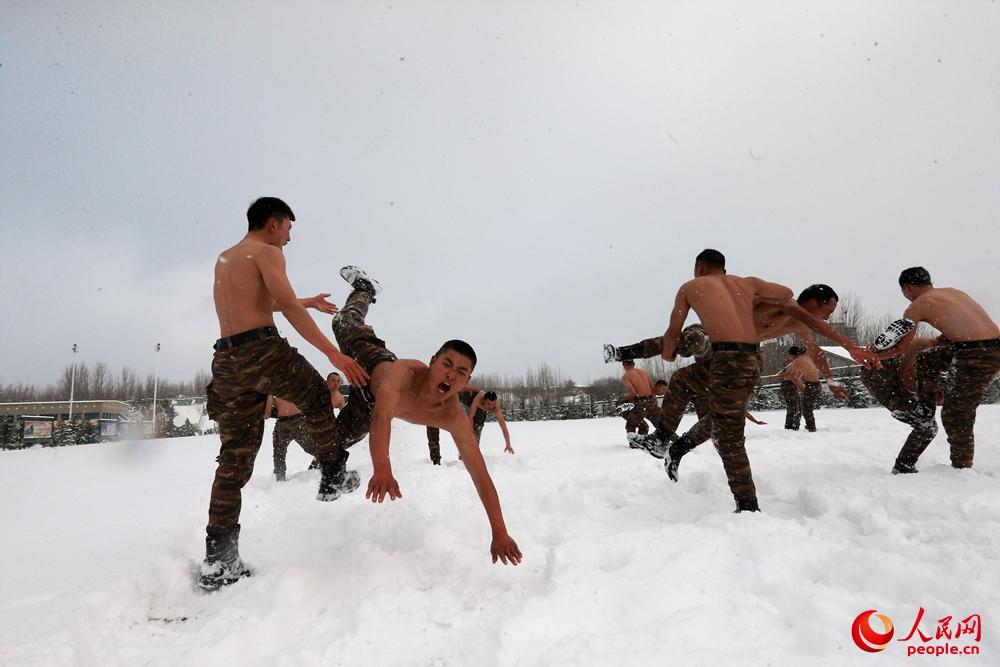 特戰隊員在雪中摔擒。楊磊 攝