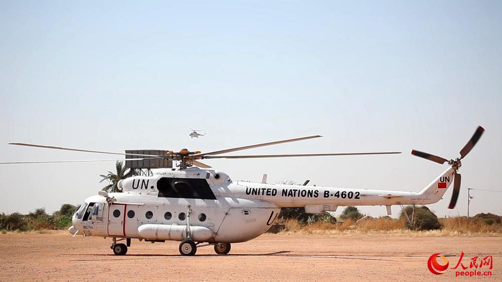 由於陸路交通不便，聯非達團在達爾富爾地區運送人員、物資主要依靠直升機空運。