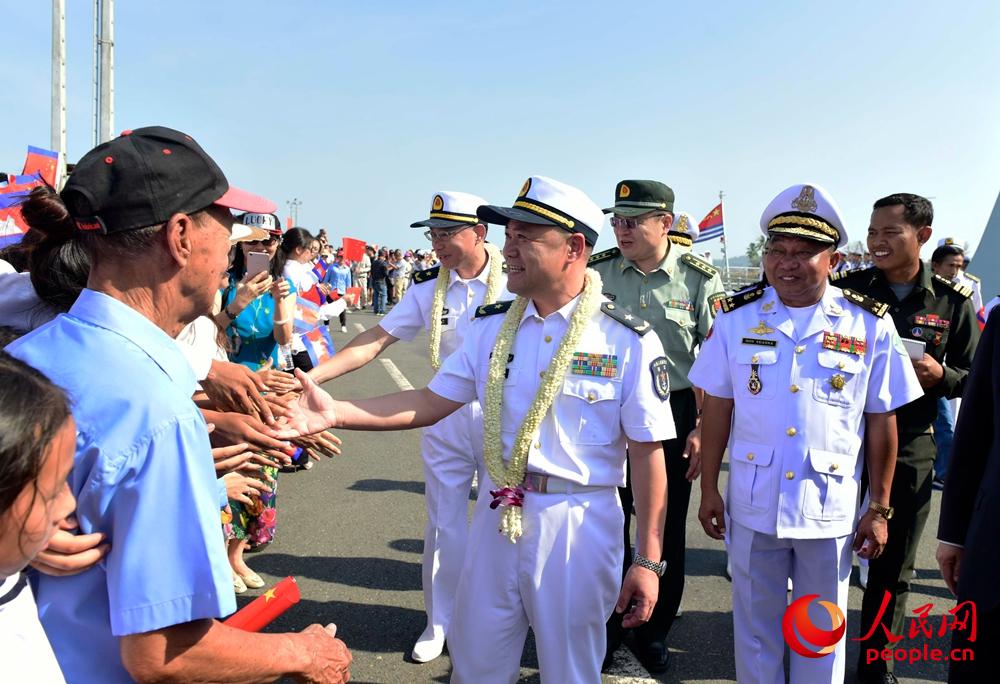 第30批護航編隊指揮員與前來迎接的華人華僑握手。來永雷攝