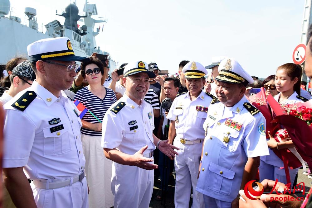 第30批護航編隊指揮員與柬海軍雲壤基地副司令羅威斯納少將在碼頭交流。來永雷攝