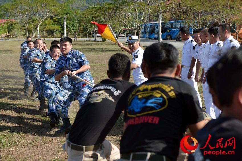 編隊官兵代表與柬海軍官兵舉行拔河比賽。張海龍攝