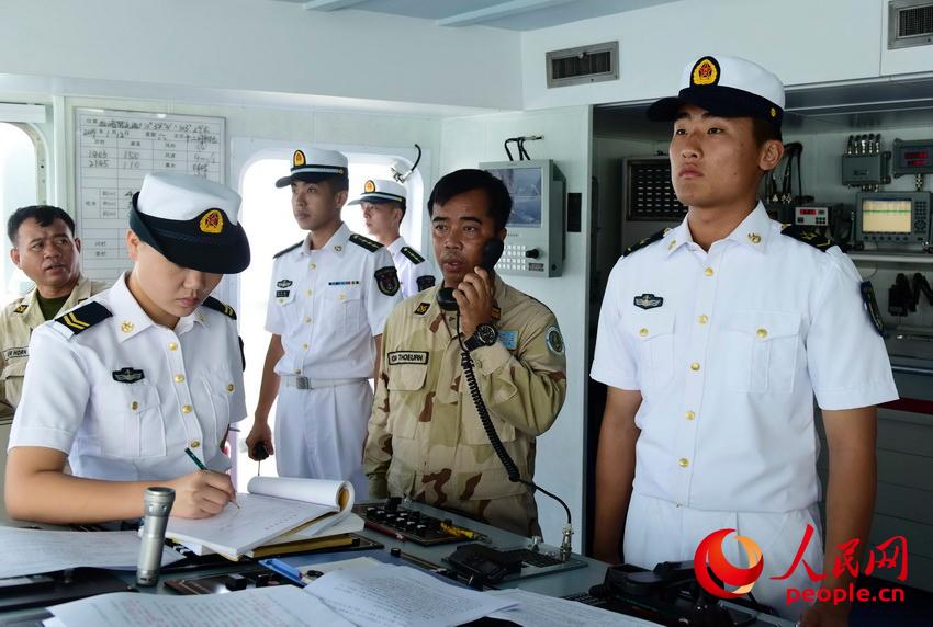 編隊艦艇與柬海軍艦艇進行通信演練。來永雷攝