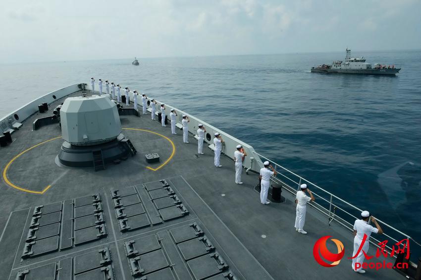 中柬兩國海軍完成海上演練后舉行分航儀式。來永雷攝