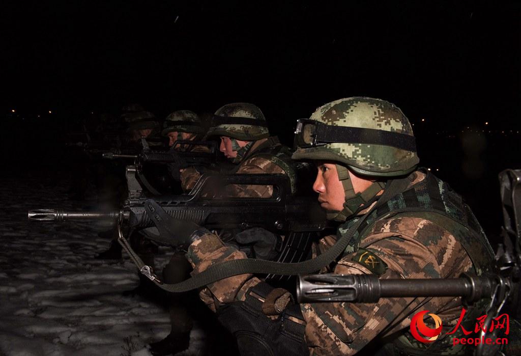 特戰中隊官兵在進行夜間射擊訓練。