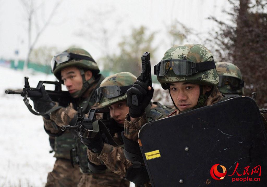 特戰中隊在小隊戰術訓練中交替掩護穿插前進。