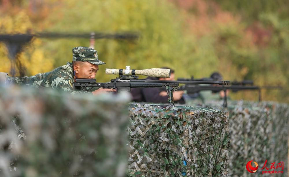 10月20日，解救人質狙擊課目中，參賽隊員對目標實施射擊。安曉惠 攝