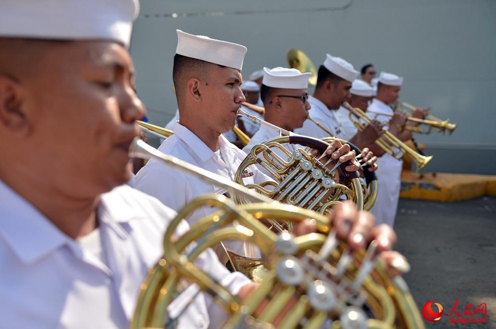 菲海軍軍樂隊歡迎編隊到訪。張海龍 攝