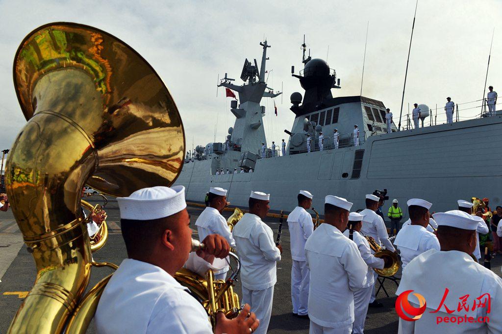 菲海軍軍樂隊歡送中國海軍艦艇編隊。張海龍攝