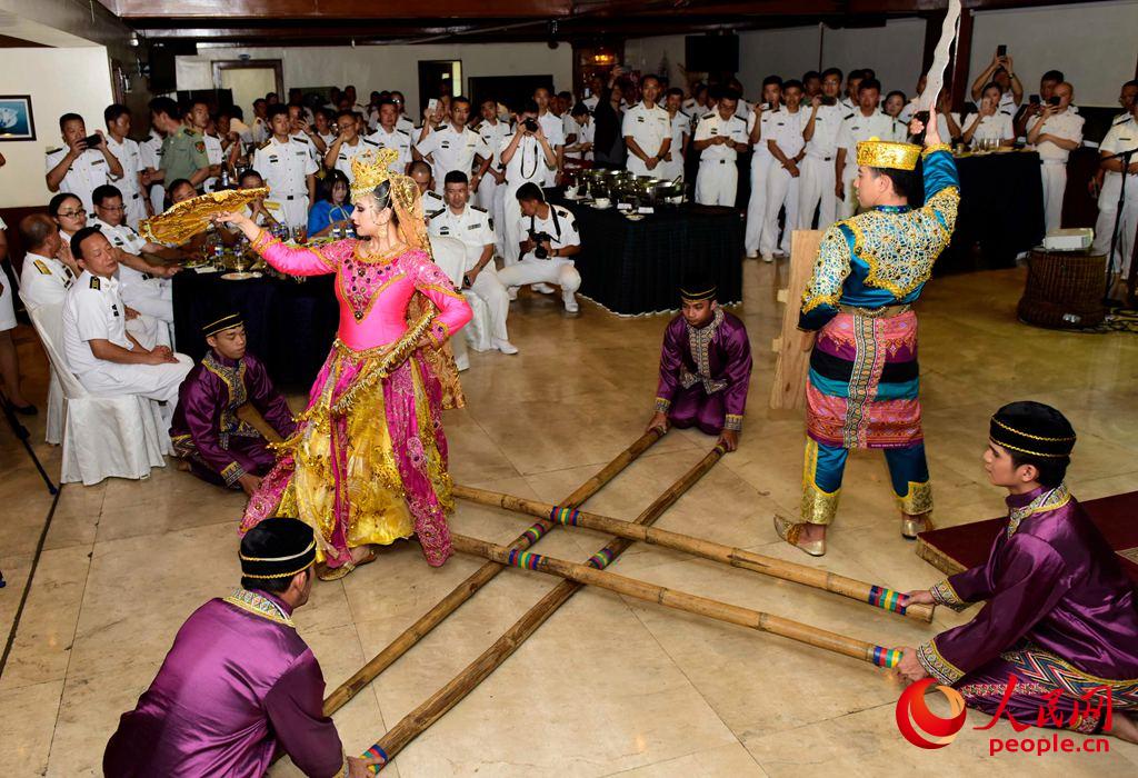 在菲方舉行的歡送晚會上，菲方表演具有民族特色的舞蹈。來永雷攝