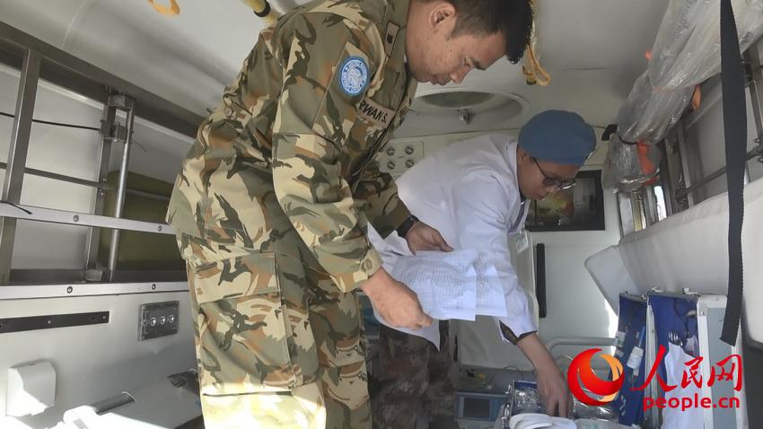 裝備核查組人員對維和部隊救護車藥品進行核查（李小榮  攝）