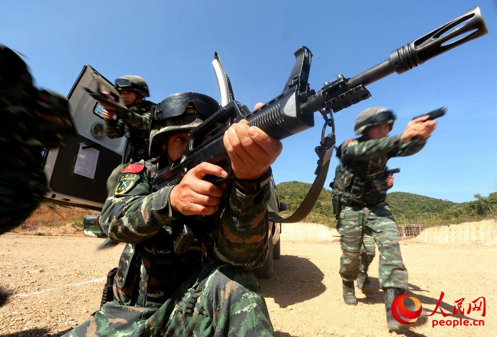 武警海南省總隊三亞支隊野外駐訓 全副武裝實彈射擊