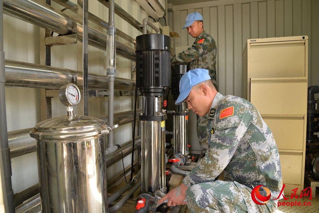 維和直升機分隊官兵對供水設備進行檢修 陳凱攝