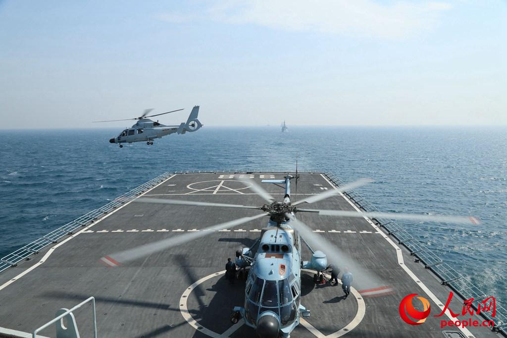 中國海軍昆侖山艦直升機起飛 薛成清攝 