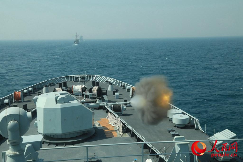 中國海軍昆侖山艦主炮對海射擊 薛成清攝 