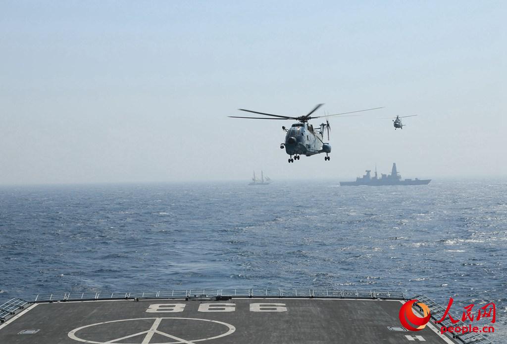 中國海軍艦艇昆侖山艦直升機歸艦 薛成清攝 