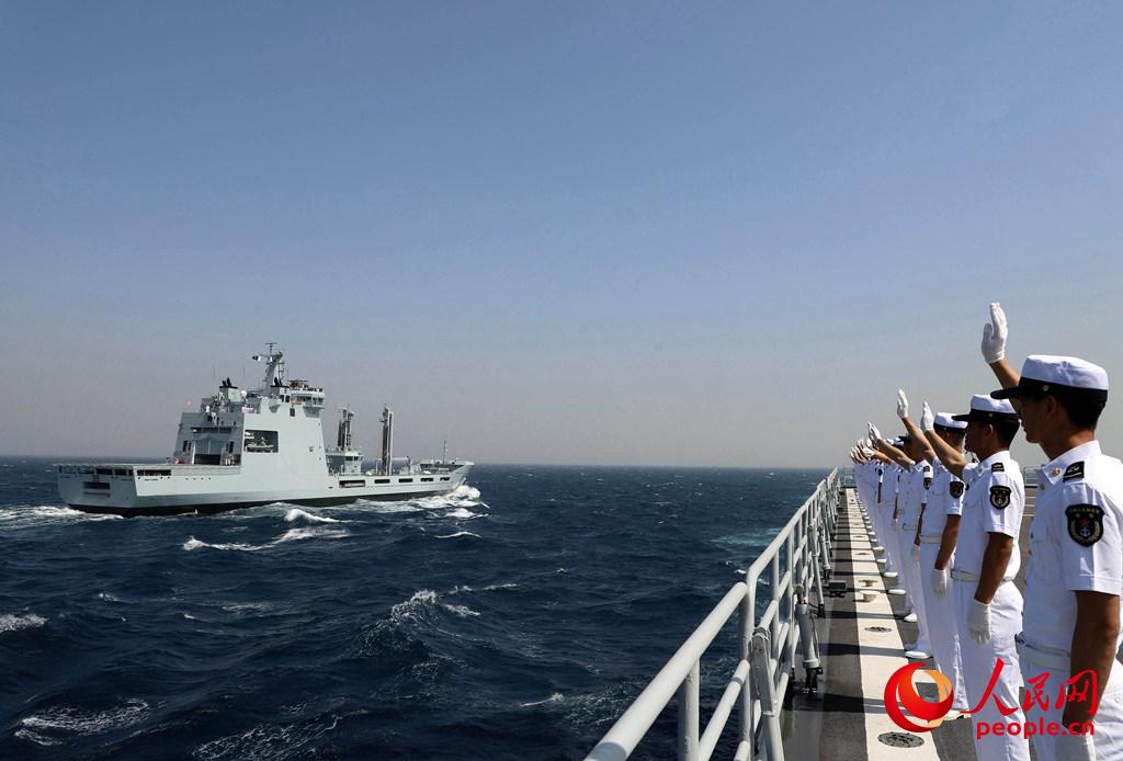 中國海軍昆侖山艦接受檢閱 顧亞根攝 
