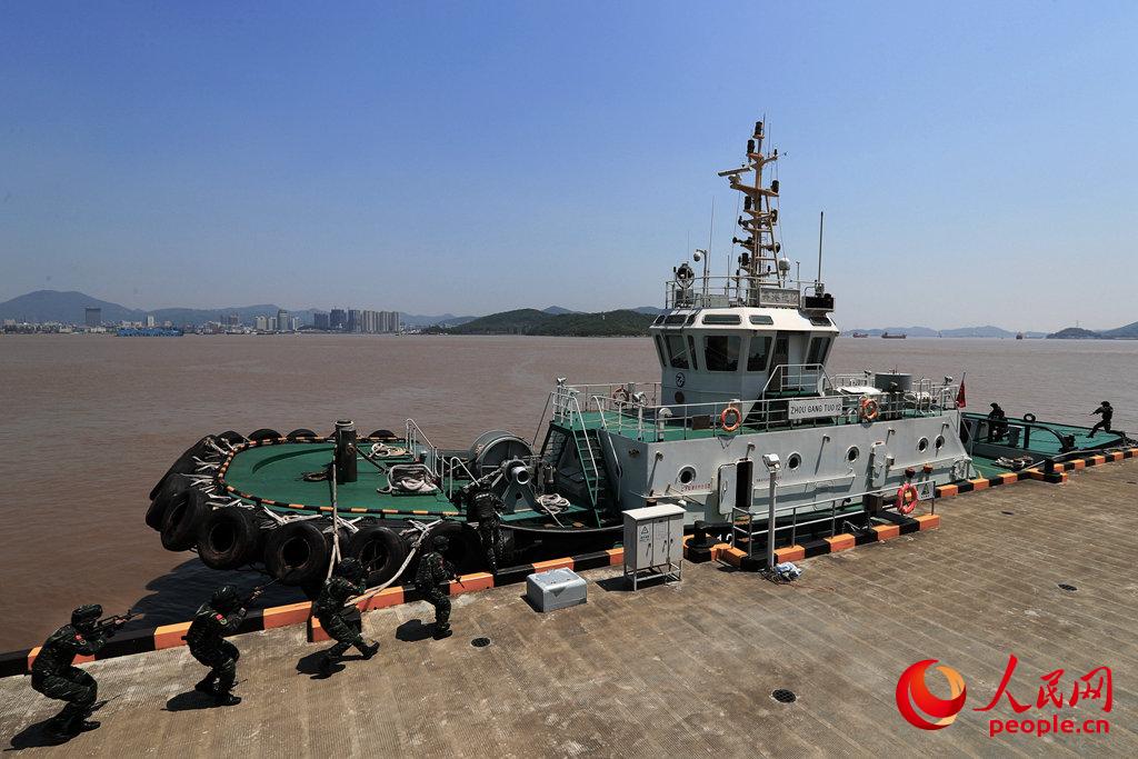 碼頭。浙江省是國內海岸線最長的省份之一，碼頭林立，舟船眾多，貼近實戰開展訓練才能有備無患。
