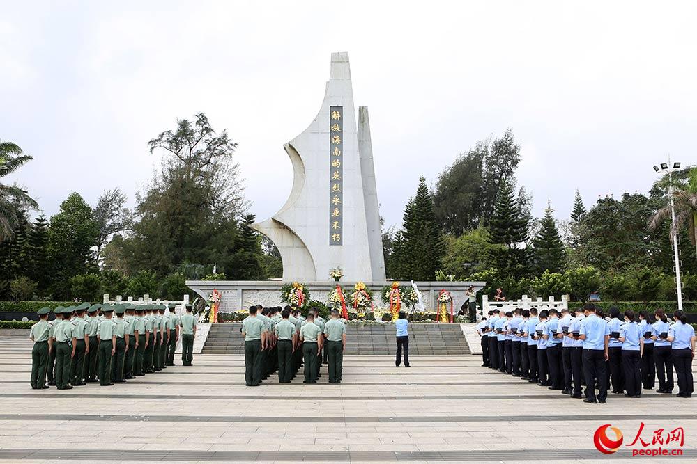 4月3日，武警海南總隊官兵在海口市金牛嶺公園解放海南島戰役烈士陵園開展公祭活動。